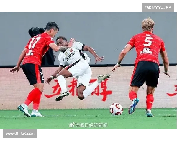 成都豪取4-1大胜海港登顶榜首 古尔芬克尔传射费利佩双响引领胜利 成都豪取4-1大胜海港登顶榜首 古尔芬克尔传射费利佩双响引领胜利